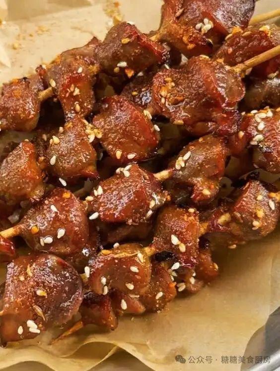 金黄酥脆内里却保持着柔嫩多汁香气扑鼻。凯发K8旗舰店APP烤鸡胗！它外表烤得(图1)