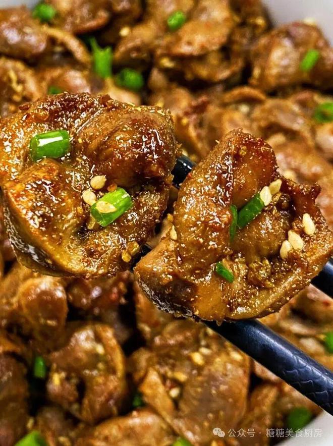 金黄酥脆内里却保持着柔嫩多汁香气扑鼻。凯发K8旗舰店APP烤鸡胗！它外表烤得(图2)