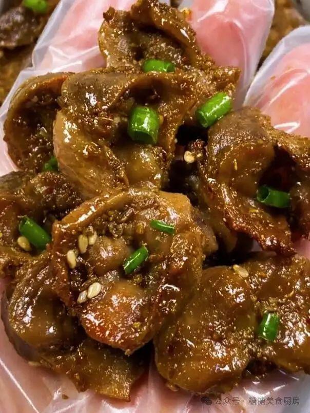 金黄酥脆内里却保持着柔嫩多汁香气扑鼻。凯发K8旗舰店APP烤鸡胗！它外表烤得(图3)